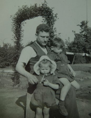 1946 - Gaston Falisse avec Etienne et Elise.jpg